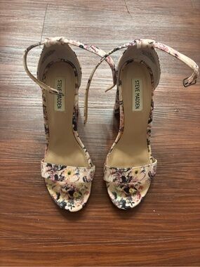 Steve Madden floral heel
